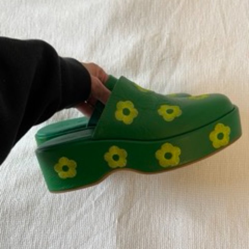 Lisa Says Gah Dakota Clog in Bocce Court  - Green size 7 Leather